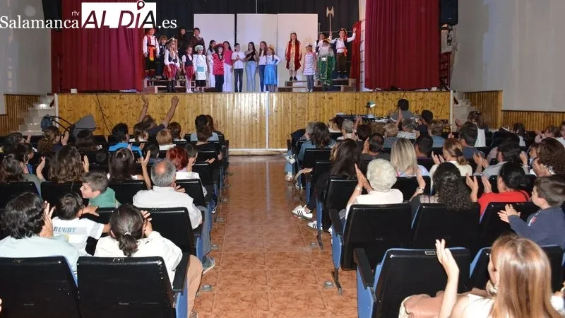 Los niños y niñas del grupo de teatro triunfaron en el escenario del centro cultural de la villa