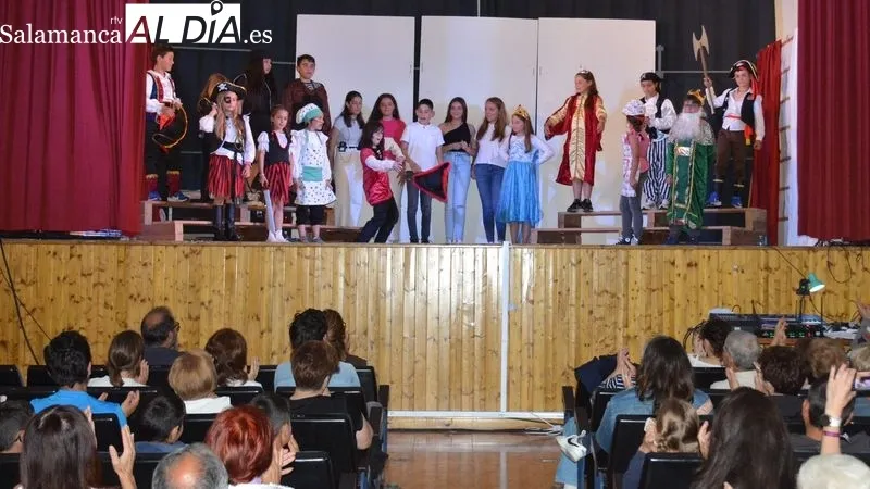 Los niños y niñas del grupo de teatro triunfaron en el escenario del centro cultural de la villa