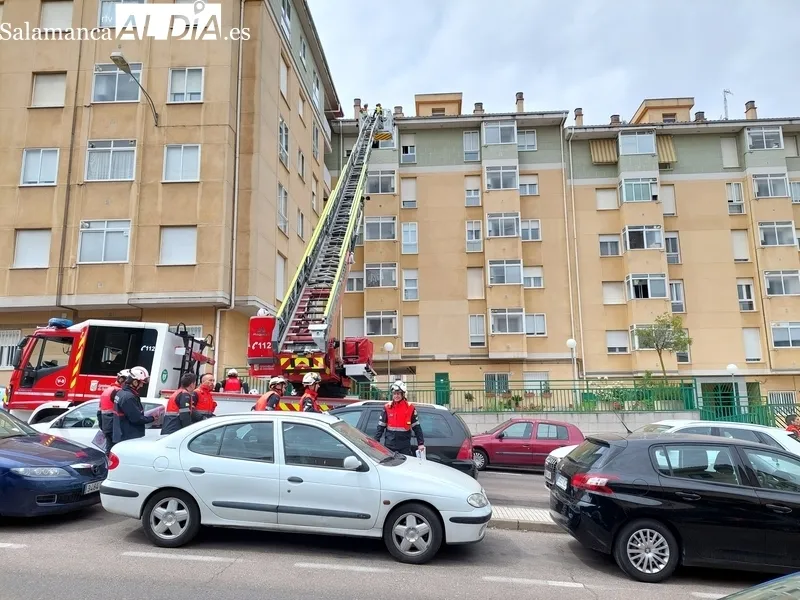 Maniobras de los Bomberos del Ayuntamiento de Salamanca en la calle del Lazarillo de Tormes. 