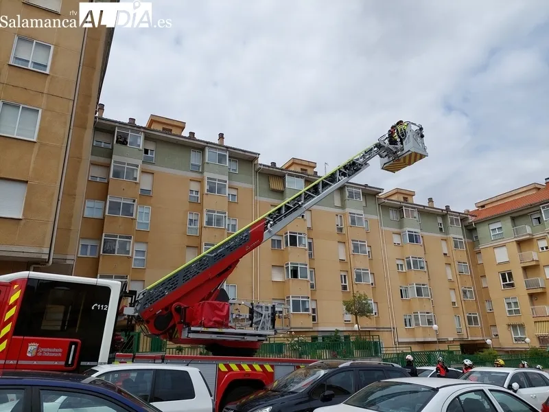 Maniobras de los Bomberos del Ayuntamiento de Salamanca en la calle del Lazarillo de Tormes. 