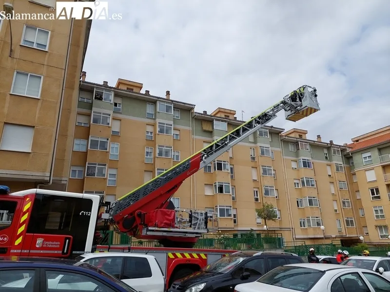 Maniobras de los Bomberos del Ayuntamiento de Salamanca en la calle del Lazarillo de Tormes. 