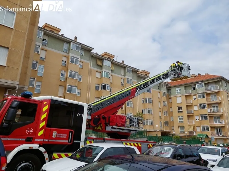 Maniobras de los Bomberos del Ayuntamiento de Salamanca en la calle del Lazarillo de Tormes. 