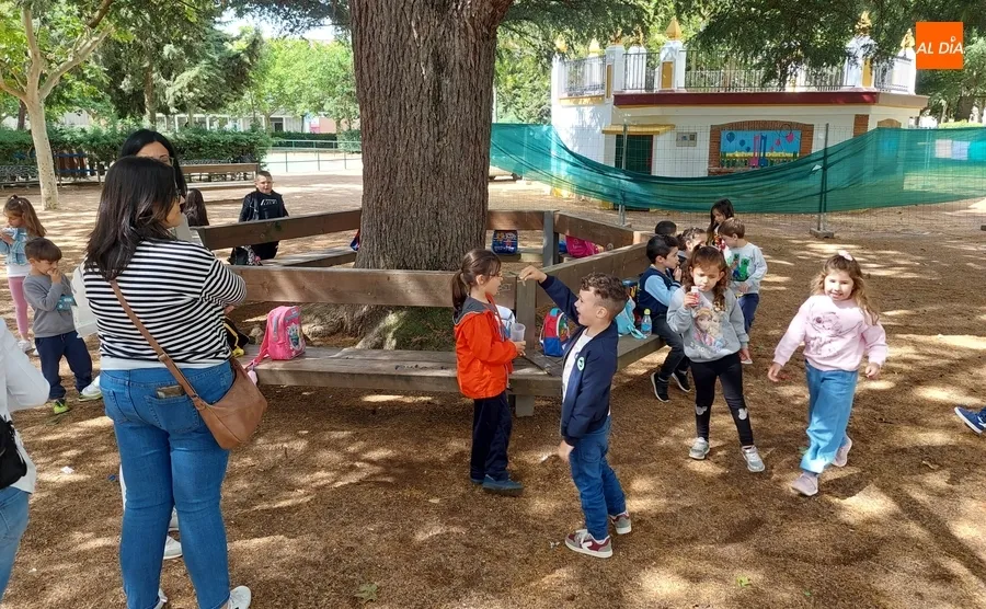 Foto 2 - Los alumnos de Primaria del Mir&oacute;briga pasan a orillas del r&iacute;o la ma&ntilde;ana del 40 cumplea&ntilde;os del Colegio