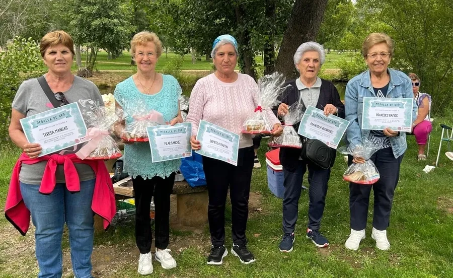 Foto 4 - Los mayores de C&aacute;ritas disfrutan de una convivencia en el entorno del r&iacute;o