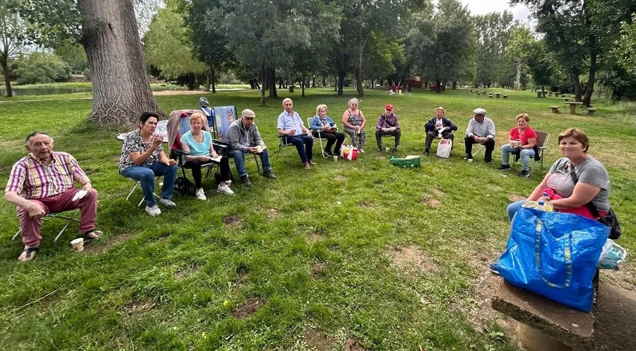 Foto 3 - Los mayores de C&aacute;ritas disfrutan de una convivencia en el entorno del r&iacute;o