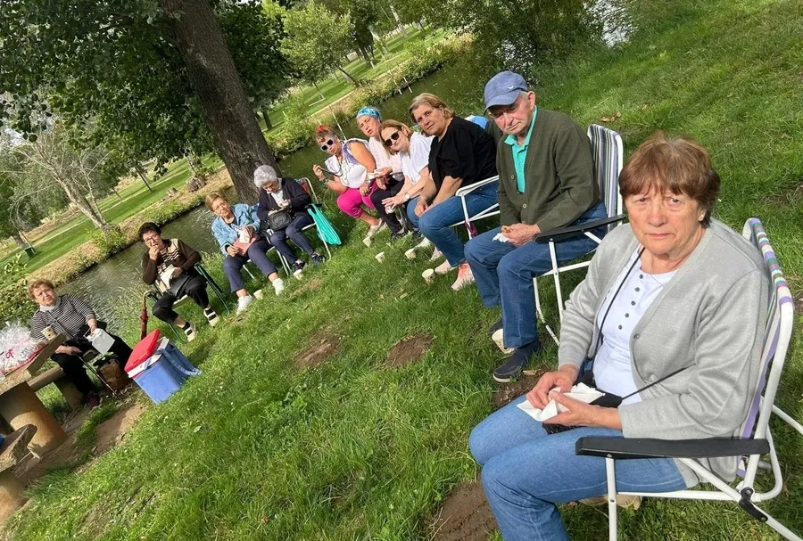 Foto 2 - Los mayores de C&aacute;ritas disfrutan de una convivencia en el entorno del r&iacute;o