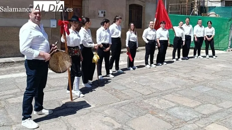 Las chicas han bailado la bandera hoy, domingo de Corpus