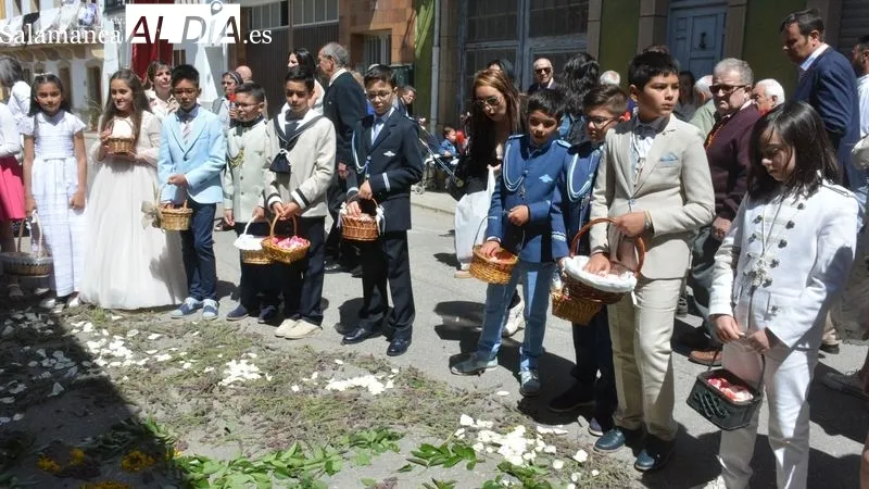 Foto 5 - Tres altares reciben la Custodia en la procesi&oacute;n de Corpus Christi de Lumbrales