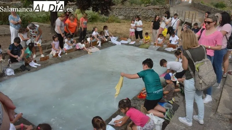 Foto 3 - Ni&ntilde;as y ni&ntilde;os de Lumbrales disfrutan participando en el 'Dia de las Lavanderas'