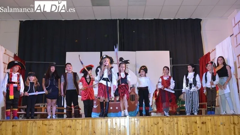 Foto 2 - El grupo infantil de teatro de Lumbrales debuta con un notable &eacute;xito
