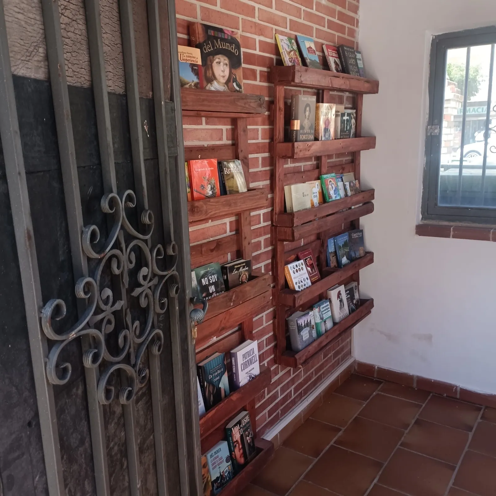 Foto 2 - El grupo Acomunidad pone en marcha con gran ilusi&oacute;n su nuevo punto de intercambio y pr&eacute;stamo de libros