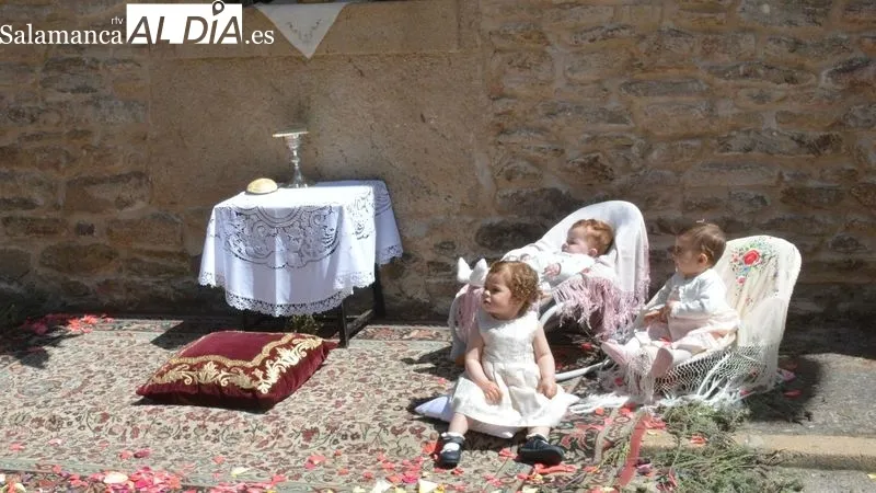 Foto 4 - Tres altares reciben la Custodia en la procesi&oacute;n de Corpus Christi de Lumbrales