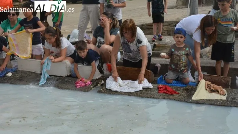 Foto 2 - Ni&ntilde;as y ni&ntilde;os de Lumbrales disfrutan participando en el 'Dia de las Lavanderas'
