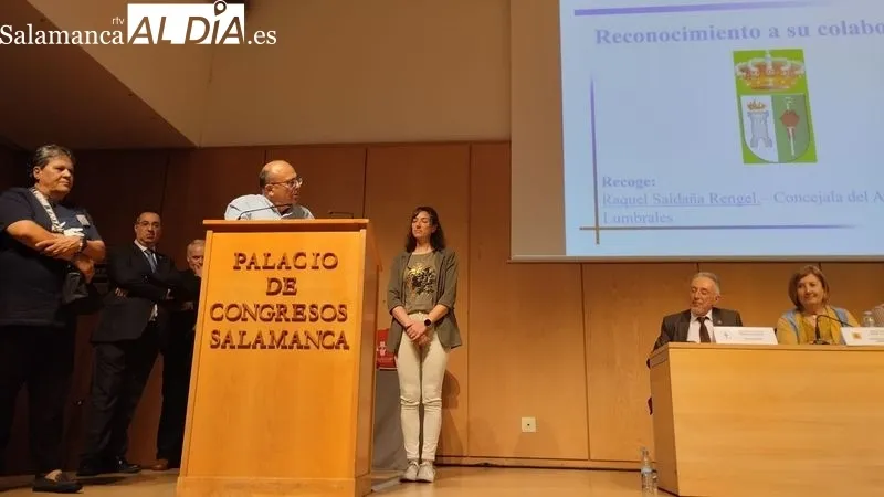 Los donantes del Abadengo Aurora González y Julián Blanco entregaron el galardón  a la concejala Raquel Saldaña