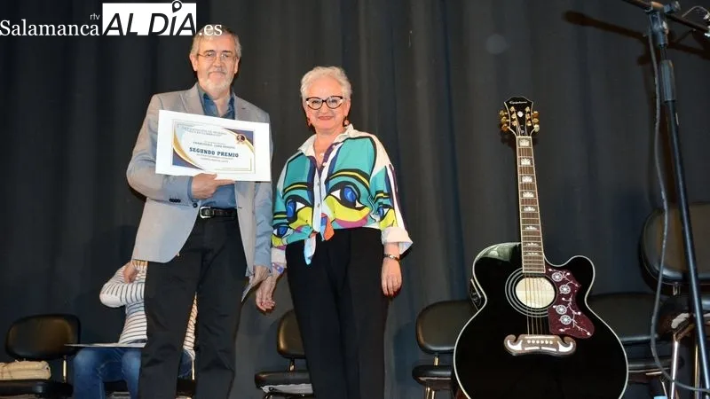Foto 4 - La Asociaci&oacute;n de mujeres Villa de Lumbrales entrega los premios del certamen Mart&iacute;n Gaite a tres lumbralenses