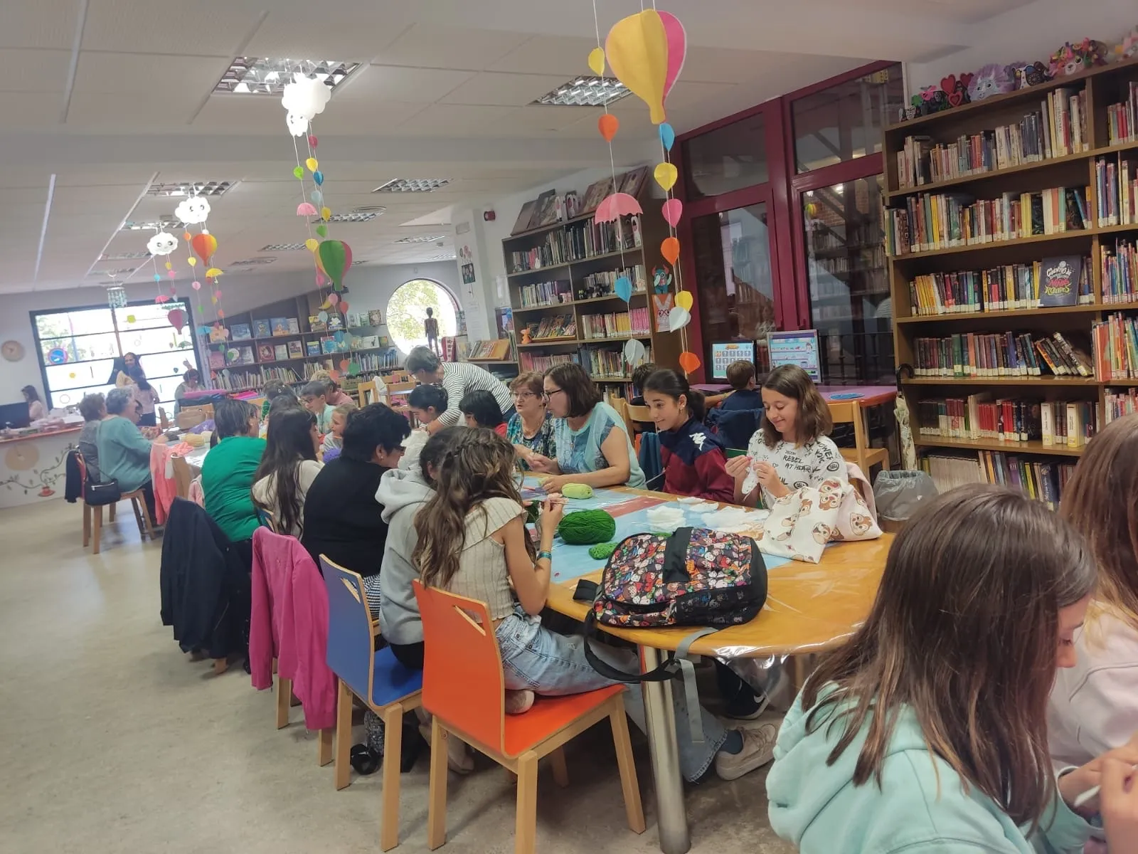 Foto 4 - Punto y final m&aacute;s que animado para el primer taller intergeneracional de ganchillo