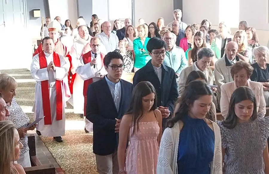 Foto 2 - Seis j&oacute;venes de La Alamedilla y Fuentes de O&ntilde;oro reciben la Confirmaci&oacute;n