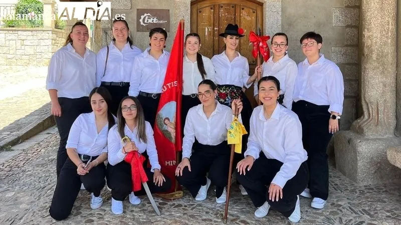 Las chicas han bailado la bandera hoy, domingo de Corpus