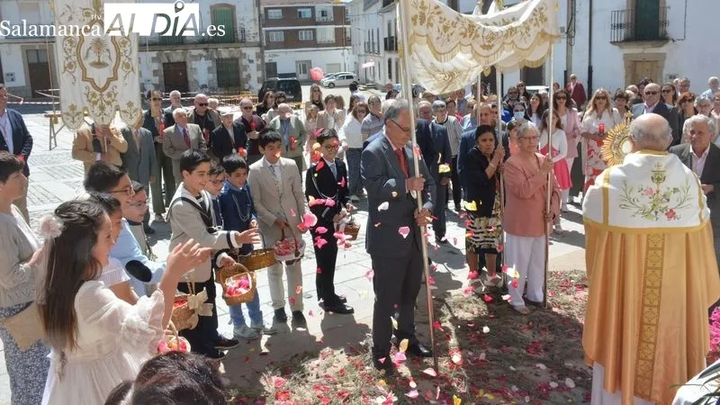 Foto 3 - Tres altares reciben la Custodia en la procesi&oacute;n de Corpus Christi de Lumbrales