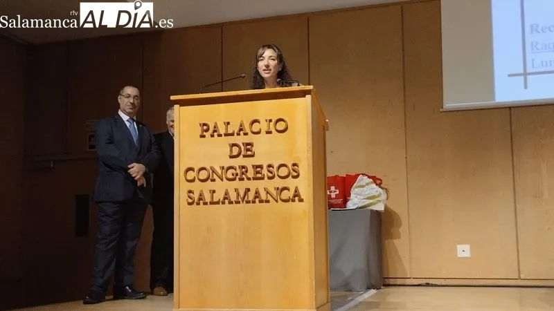 Los donantes del Abadengo Aurora González y Julián Blanco entregaron el galardón  a la concejala Raquel Saldaña