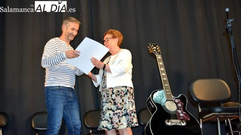 Foto 3 - La Asociaci&oacute;n de mujeres Villa de Lumbrales entrega los premios del certamen Mart&iacute;n Gaite a tres lumbralenses