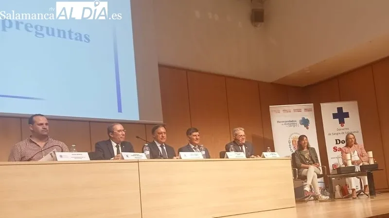 Los donantes del Abadengo Aurora González y Julián Blanco entregaron el galardón  a la concejala Raquel Saldaña