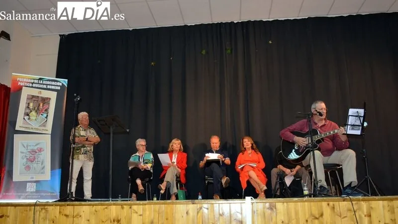 Foto 6 - La Asociaci&oacute;n de mujeres Villa de Lumbrales entrega los premios del certamen Mart&iacute;n Gaite a tres lumbralenses