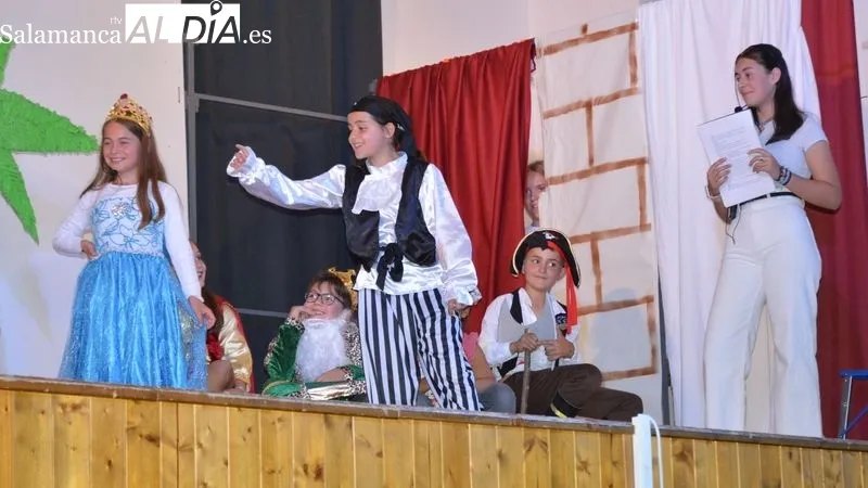 Foto 6 - El grupo infantil de teatro de Lumbrales debuta con un notable &eacute;xito