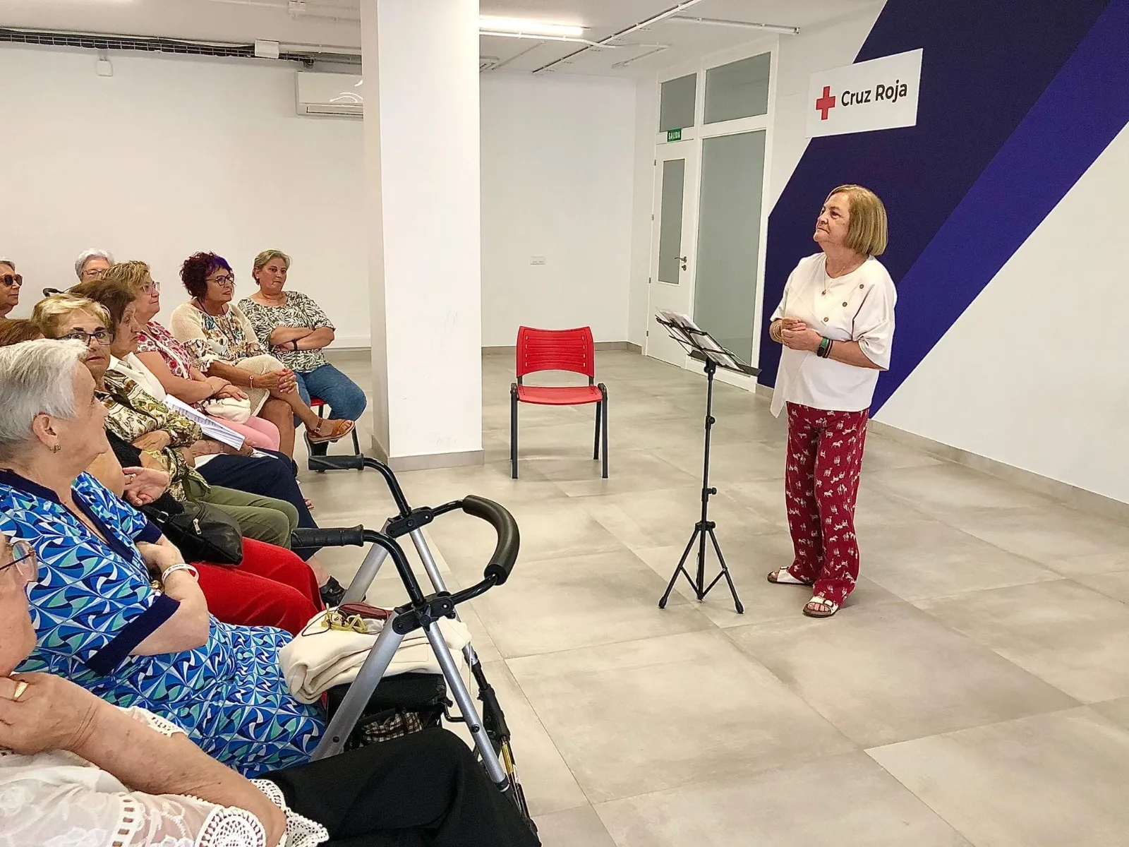 Foto 4 - Un recital despide el curso para los nuevos talleres de canto para mayores y voluntariado de Cruz Roja