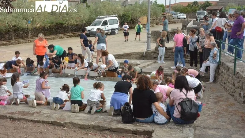 Foto 4 - Ni&ntilde;as y ni&ntilde;os de Lumbrales disfrutan participando en el 'Dia de las Lavanderas'