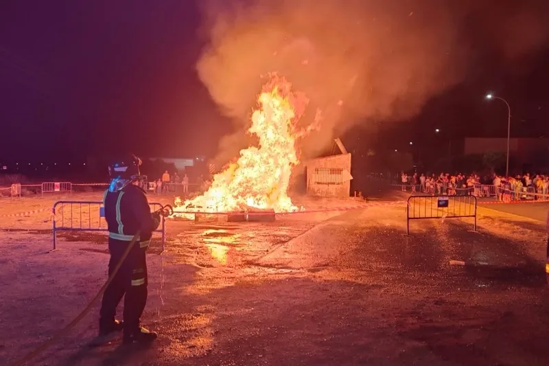 Foto 2 - Pe&ntilde;aranda celebra una noche de fuego y deseos junto a la hoguera de San Juan