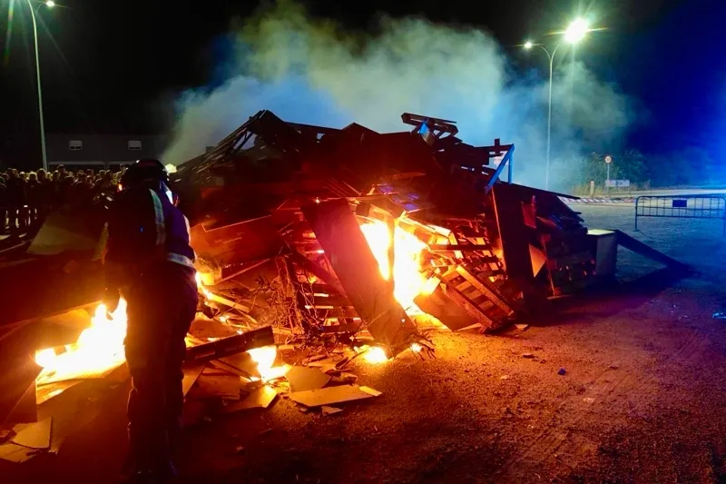 Foto 3 - Pe&ntilde;aranda celebra una noche de fuego y deseos junto a la hoguera de San Juan