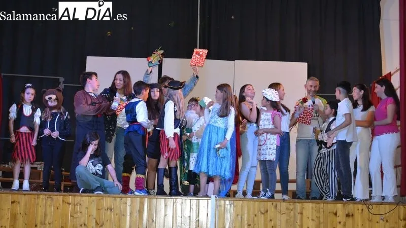 Foto 5 - El grupo infantil de teatro de Lumbrales debuta con un notable &eacute;xito