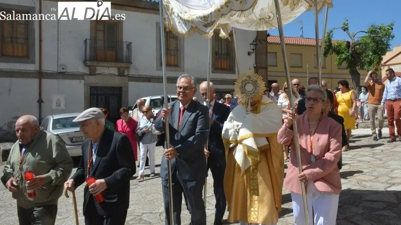 En la procesión del Corpus participaron los niños de primera comunión y los miembros de la Cofradía del Santísimo
