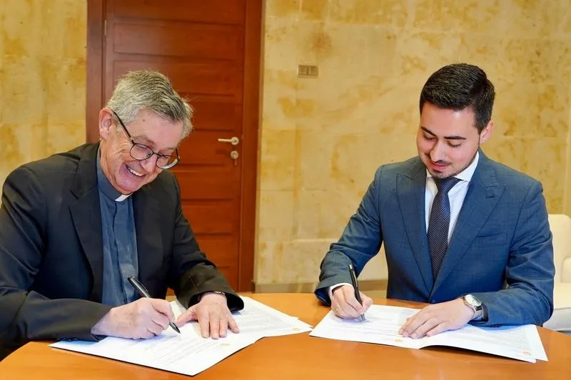 El rector de la Universidad Pontificia de Salamanca, Santiago García-Jalón, y el alcalde de La Vellés, Javier Marcos Santos