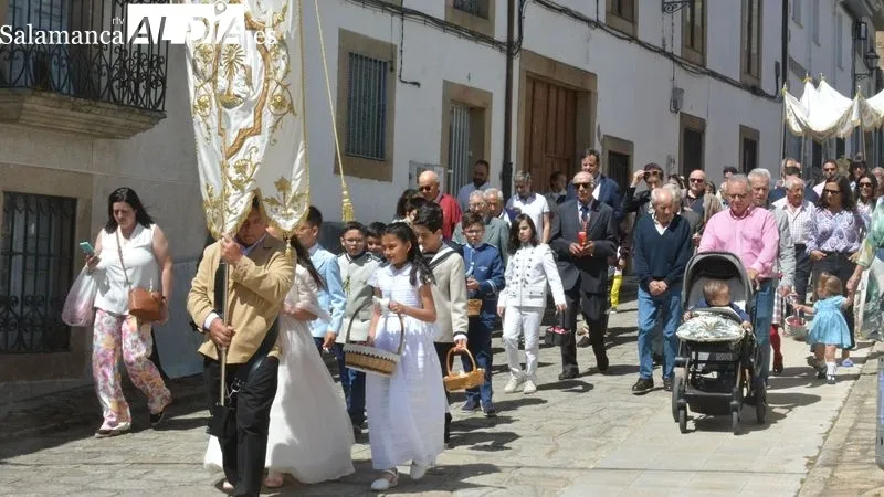 En la procesión del Corpus participaron los niños de primera comunión y los miembros de la Cofradía del Santísimo