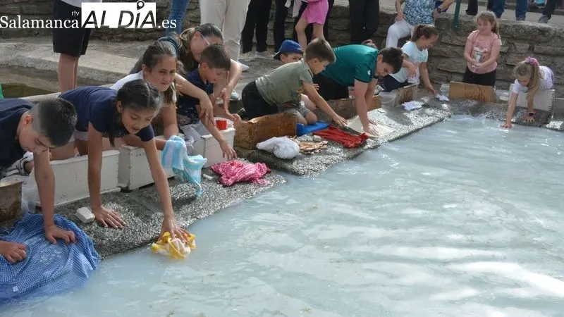 Foto 11 - Ni&ntilde;as y ni&ntilde;os de Lumbrales disfrutan participando en el 'Dia de las Lavanderas'