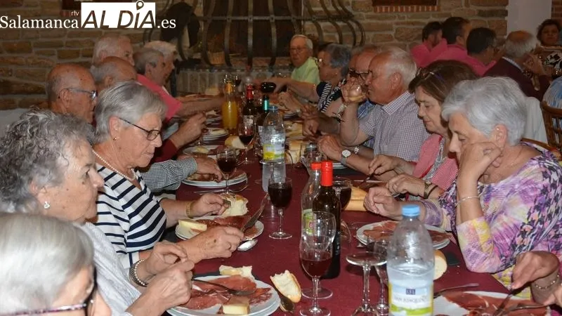 Foto 11 - Doscientos Mayores disfrutan en la fiesta patronal de la asociaci&oacute;n de jubilados de Lumbrales