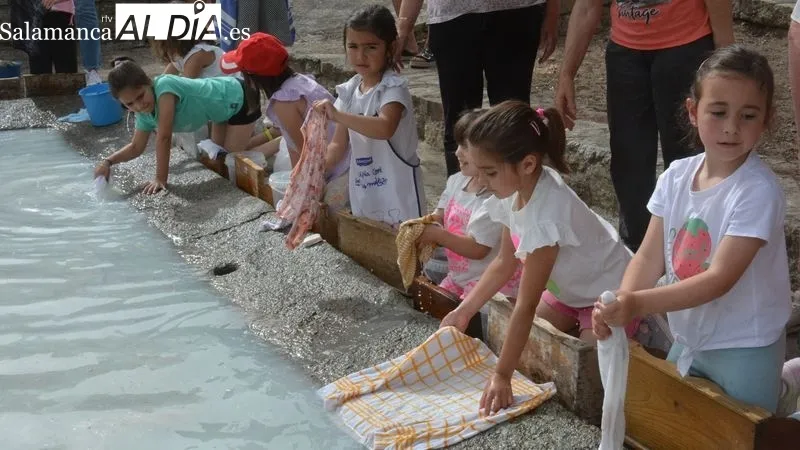Foto 9 - Ni&ntilde;as y ni&ntilde;os de Lumbrales disfrutan participando en el 'Dia de las Lavanderas'