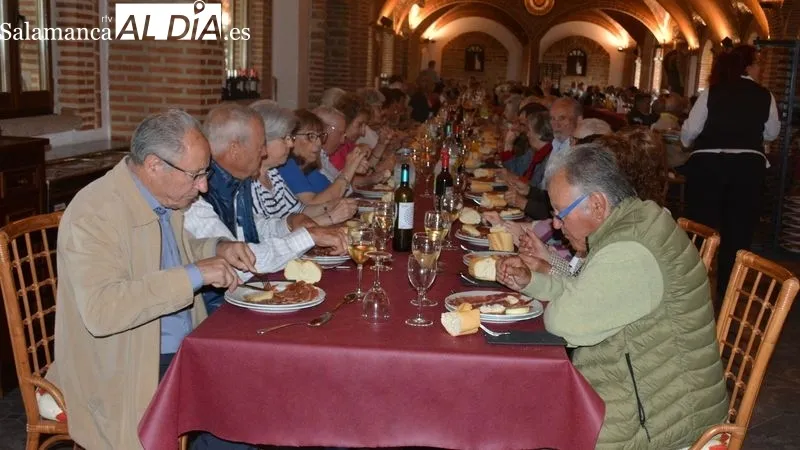 Foto 9 - Doscientos Mayores disfrutan en la fiesta patronal de la asociaci&oacute;n de jubilados de Lumbrales