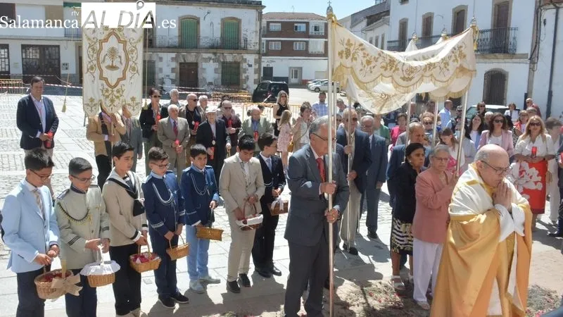 En la procesión del Corpus participaron los niños de primera comunión y los miembros de la Cofradía del Santísimo