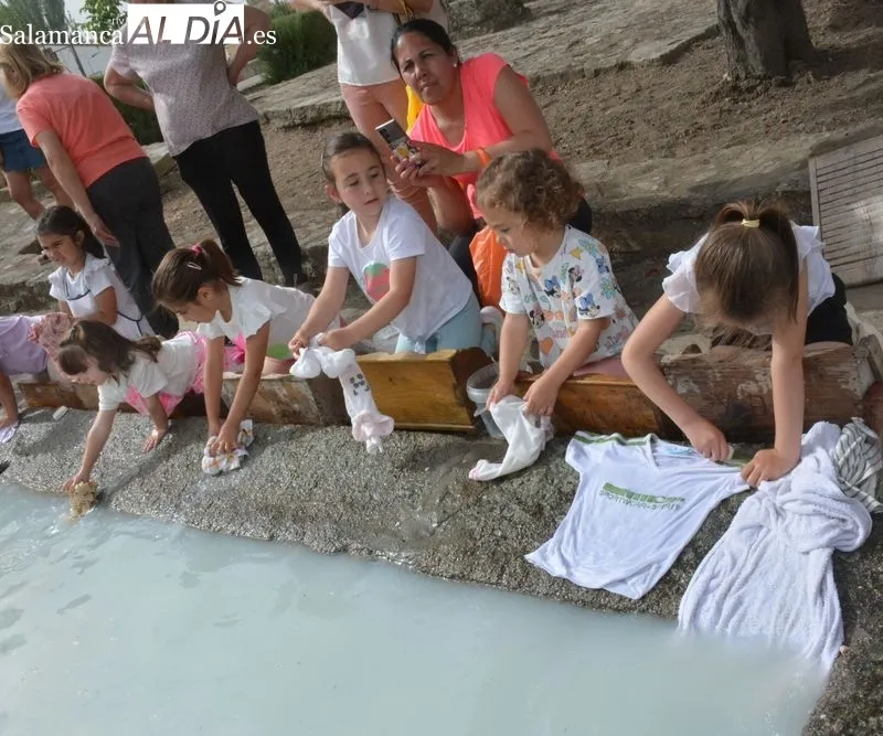 Foto 8 - Ni&ntilde;as y ni&ntilde;os de Lumbrales disfrutan participando en el 'Dia de las Lavanderas'