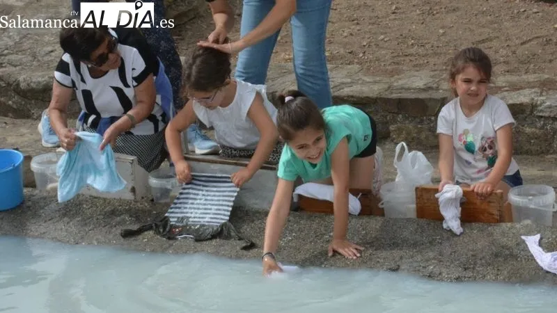Foto 7 - Ni&ntilde;as y ni&ntilde;os de Lumbrales disfrutan participando en el 'Dia de las Lavanderas'