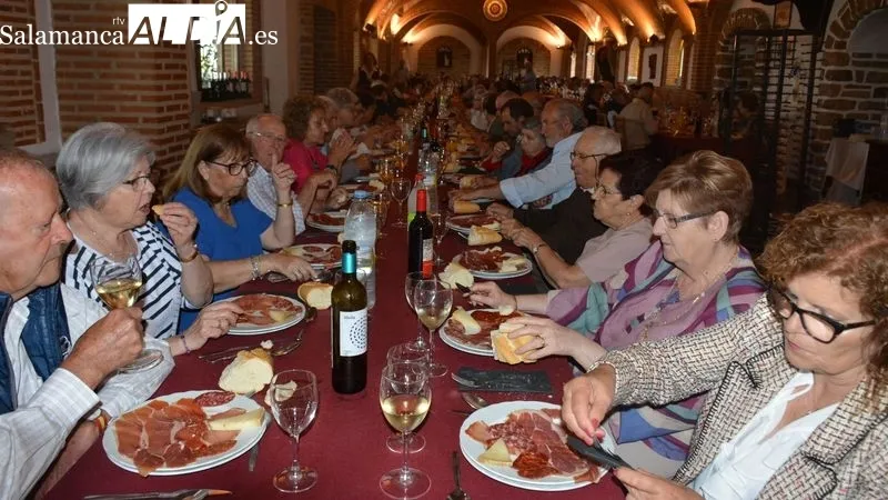 Foto 7 - Doscientos Mayores disfrutan en la fiesta patronal de la asociaci&oacute;n de jubilados de Lumbrales