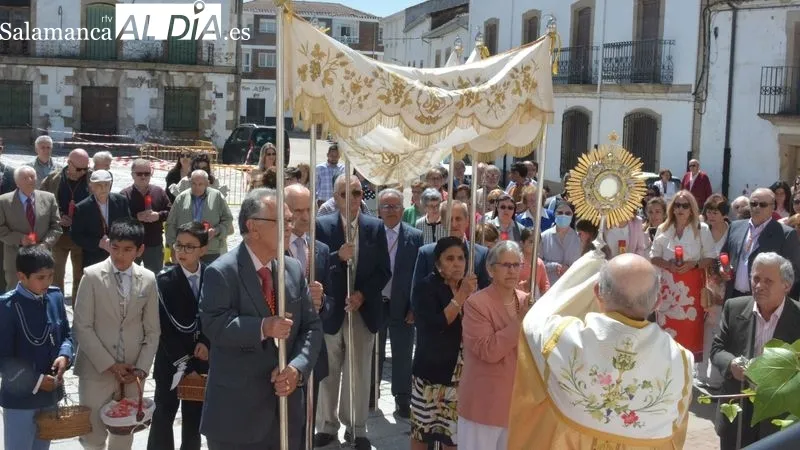 En la procesión del Corpus participaron los niños de primera comunión y los miembros de la Cofradía del Santísimo