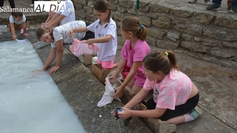 Foto 5 - Ni&ntilde;as y ni&ntilde;os de Lumbrales disfrutan participando en el 'Dia de las Lavanderas'