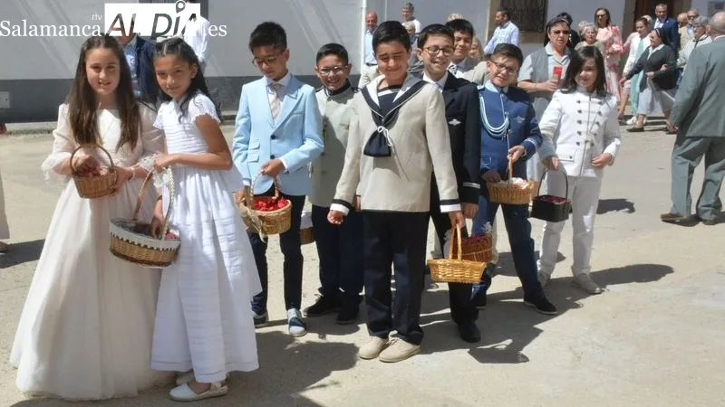 En la procesión del Corpus participaron los niños de primera comunión y los miembros de la Cofradía del Santísimo