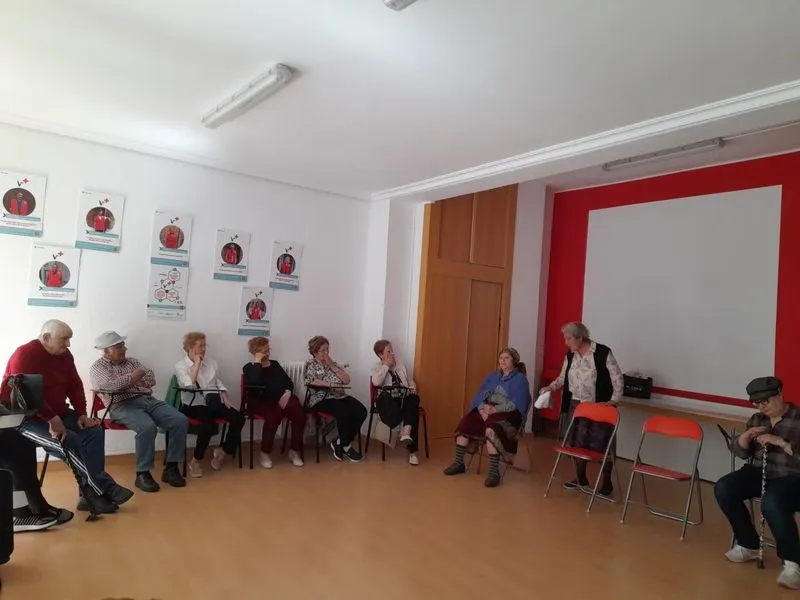 Actuación del grupo Amanecer en talleres de personas mayores de Cruz Roja.