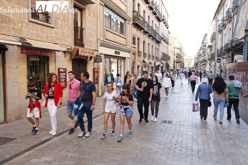 Ambiente en el centro de Salamanca en la tarde de la festividad de San Juan de Sahagún. Fotos: David Sañudo
