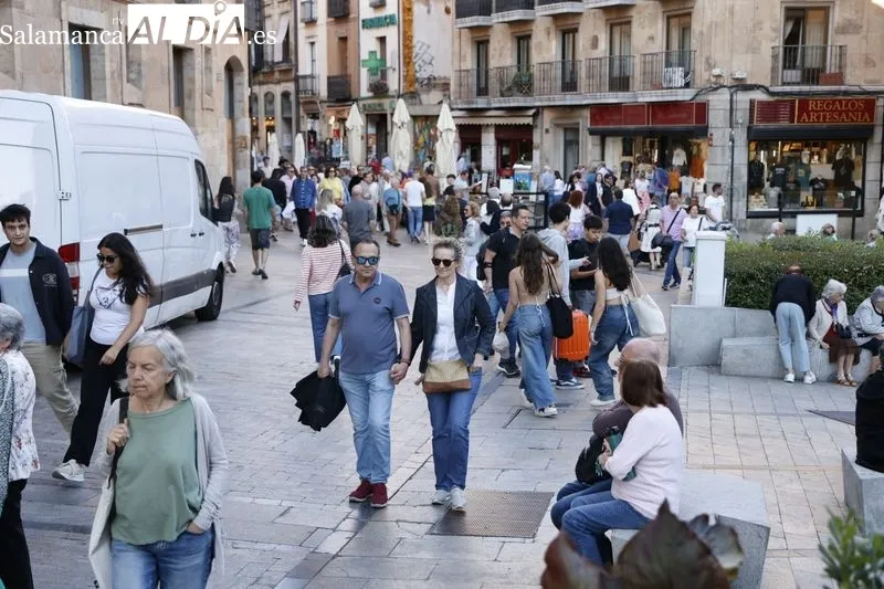 Ambiente en el centro de Salamanca en la tarde de la festividad de San Juan de Sahagún. Fotos: David Sañudo